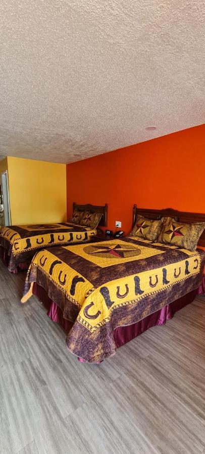 Chaparral Motel Hallettsville Bagian luar foto