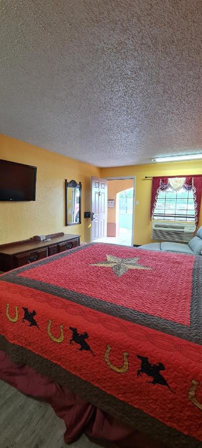 Chaparral Motel Hallettsville Bagian luar foto