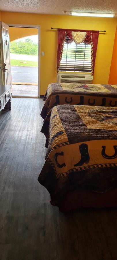 Chaparral Motel Hallettsville Bagian luar foto
