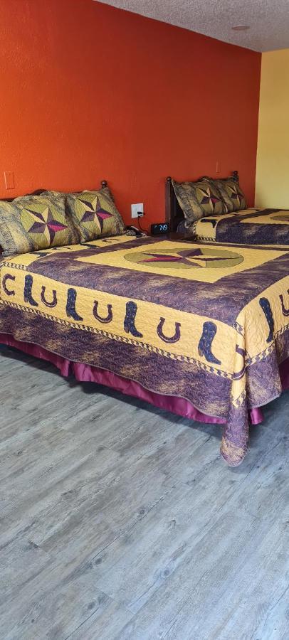 Chaparral Motel Hallettsville Bagian luar foto