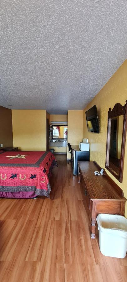 Chaparral Motel Hallettsville Bagian luar foto