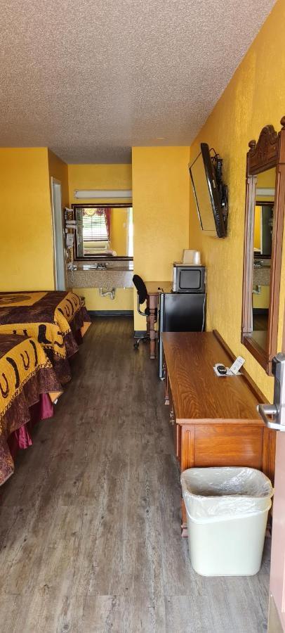 Chaparral Motel Hallettsville Bagian luar foto