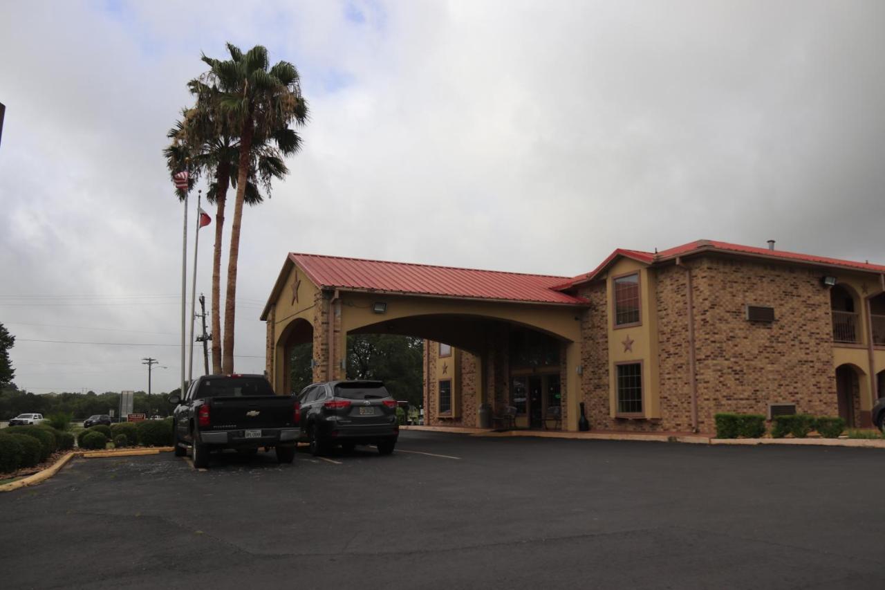 Chaparral Motel Hallettsville Bagian luar foto