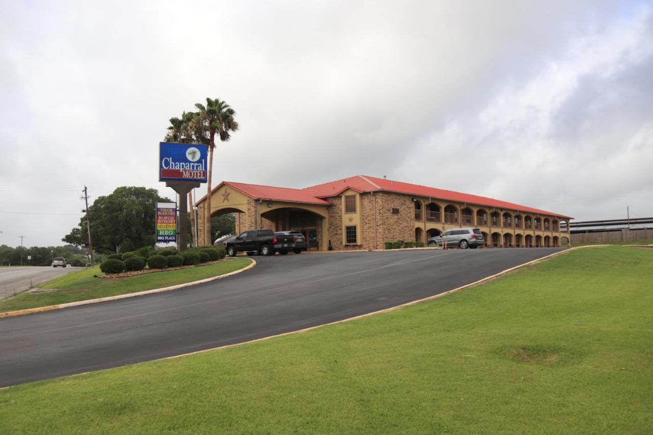 Chaparral Motel Hallettsville Bagian luar foto
