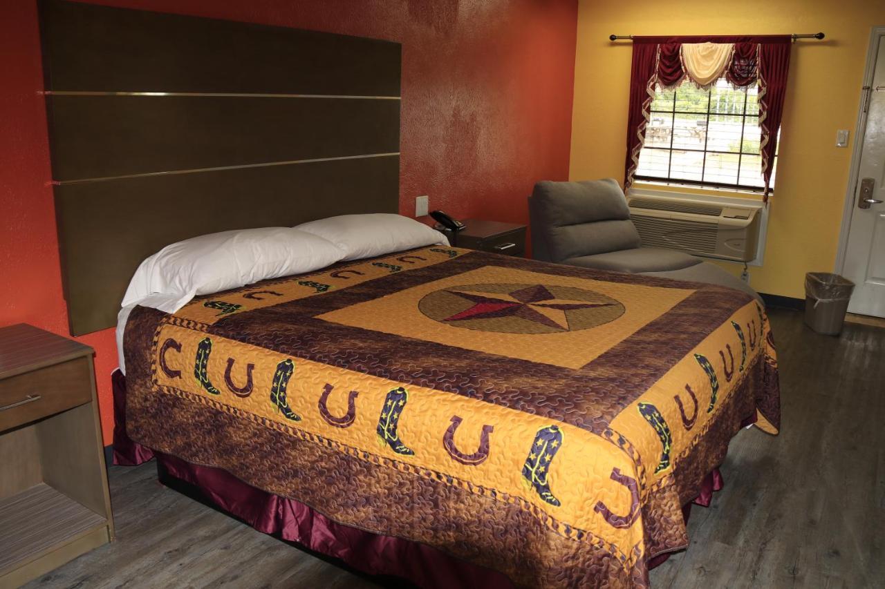 Chaparral Motel Hallettsville Bagian luar foto