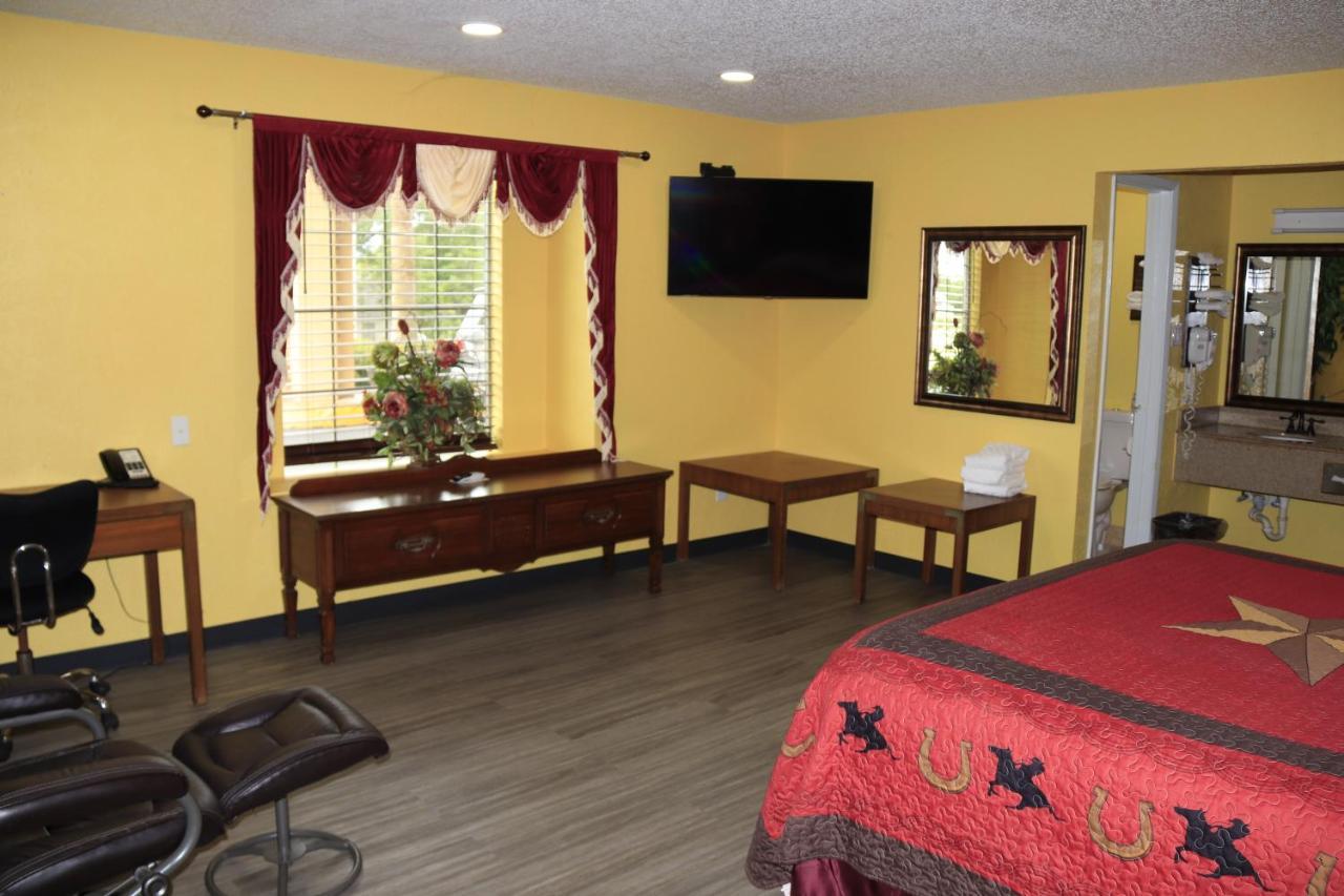 Chaparral Motel Hallettsville Bagian luar foto
