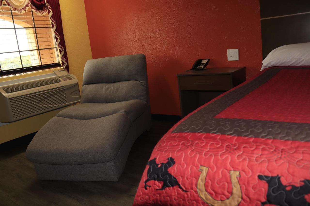 Chaparral Motel Hallettsville Bagian luar foto