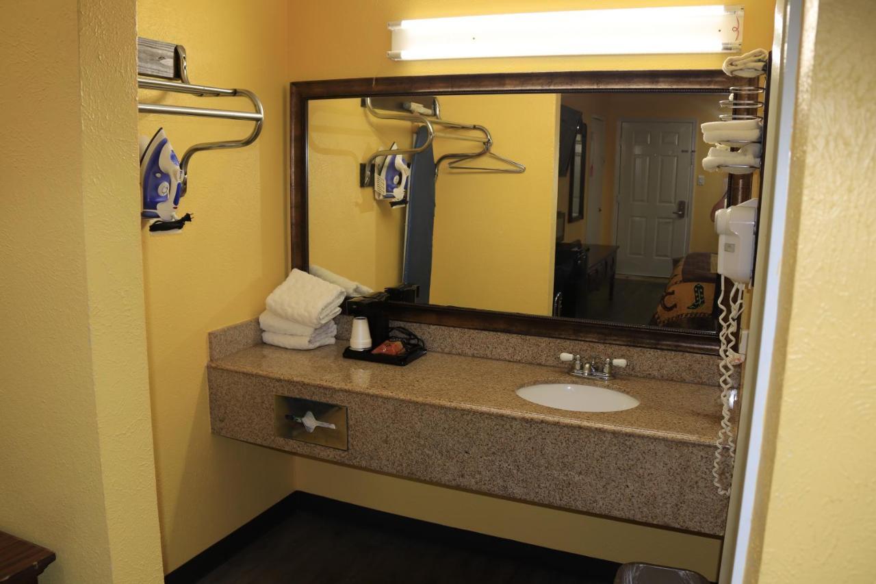 Chaparral Motel Hallettsville Bagian luar foto