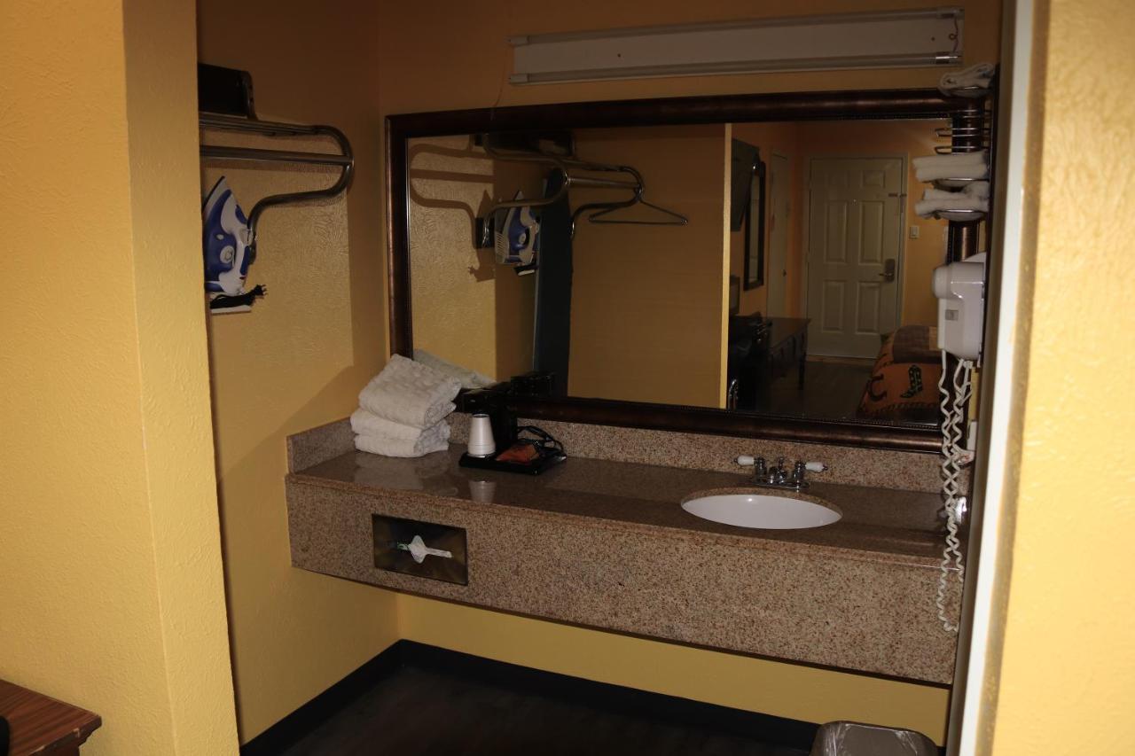 Chaparral Motel Hallettsville Bagian luar foto