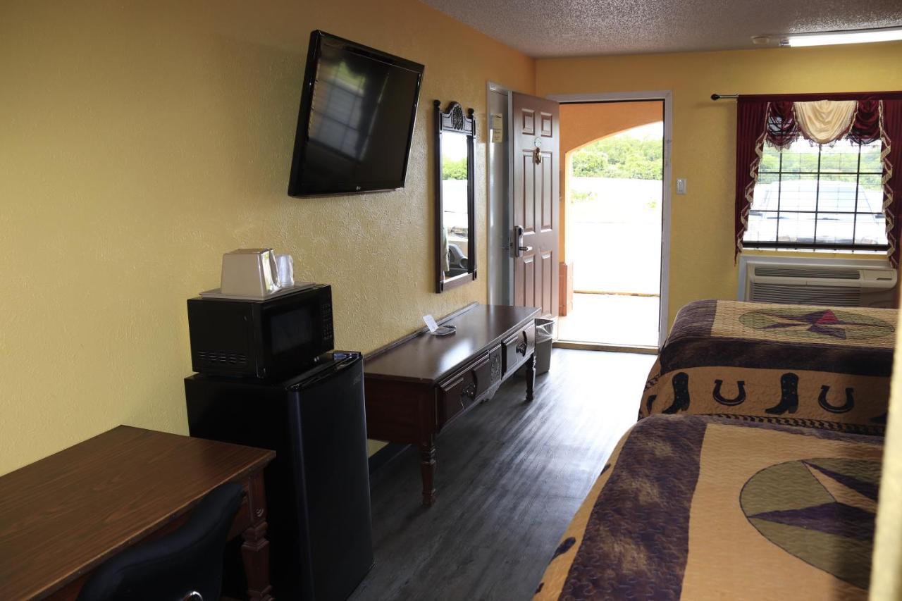 Chaparral Motel Hallettsville Bagian luar foto