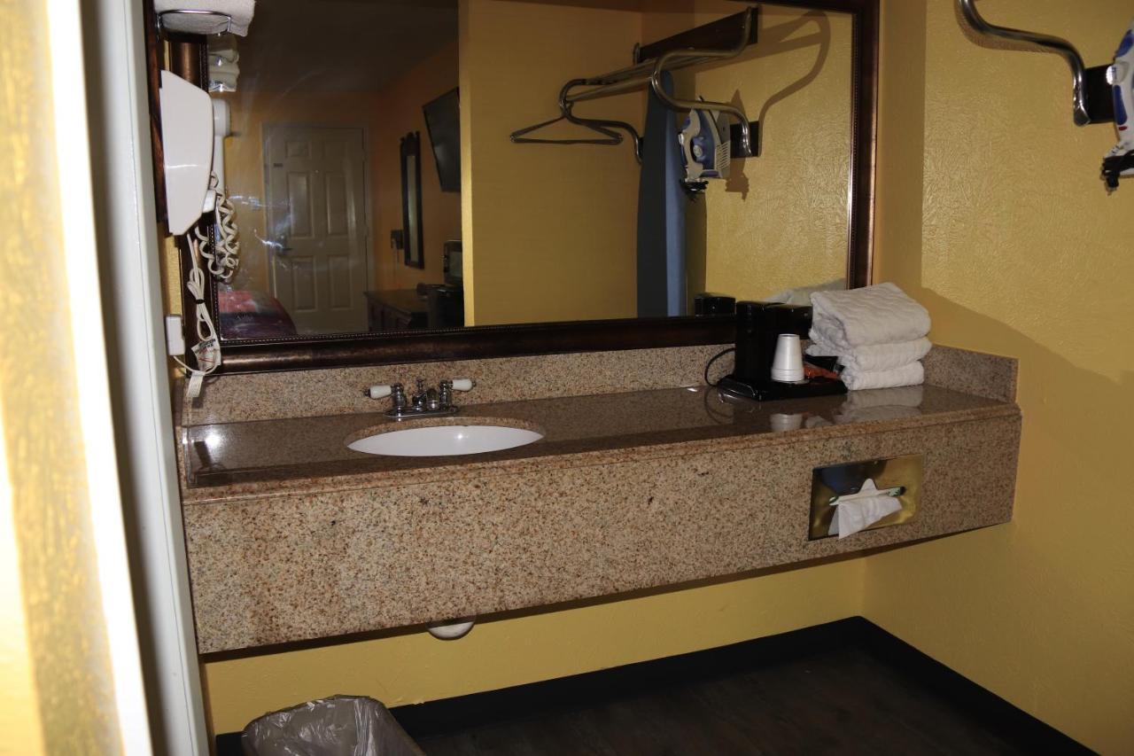 Chaparral Motel Hallettsville Bagian luar foto