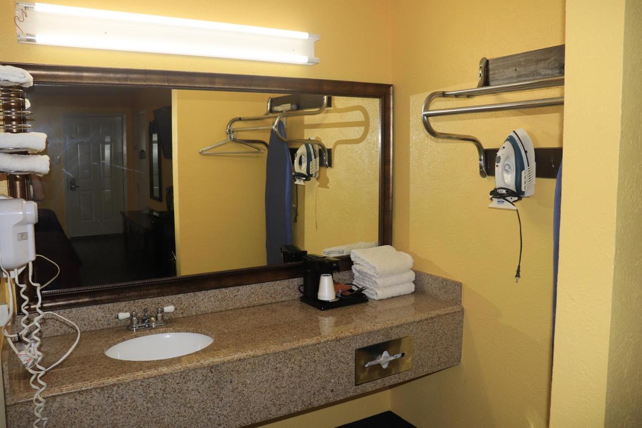 Chaparral Motel Hallettsville Bagian luar foto