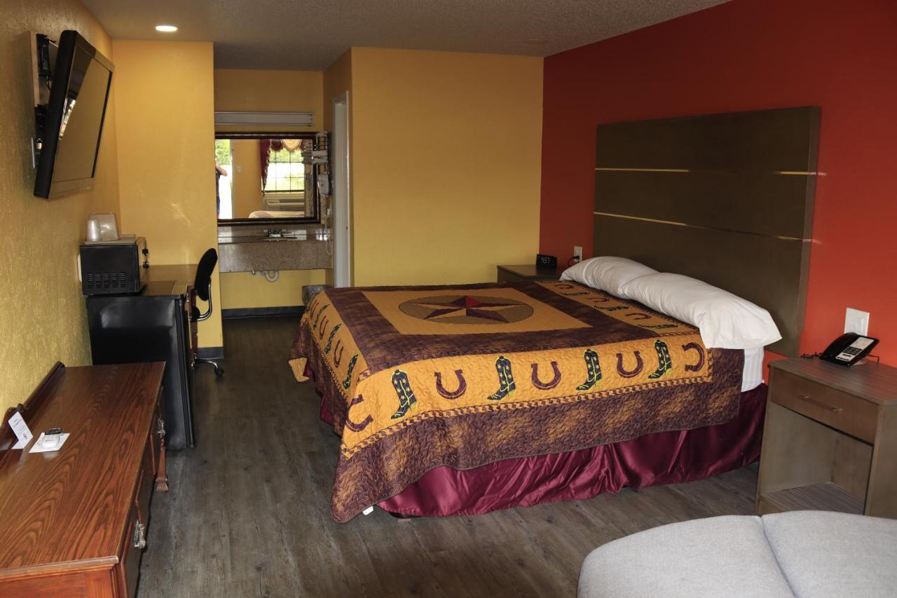Chaparral Motel Hallettsville Bagian luar foto