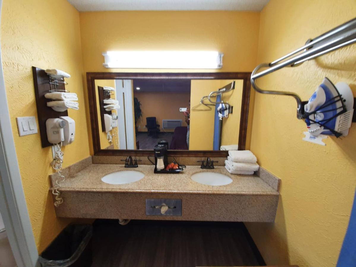 Chaparral Motel Hallettsville Bagian luar foto