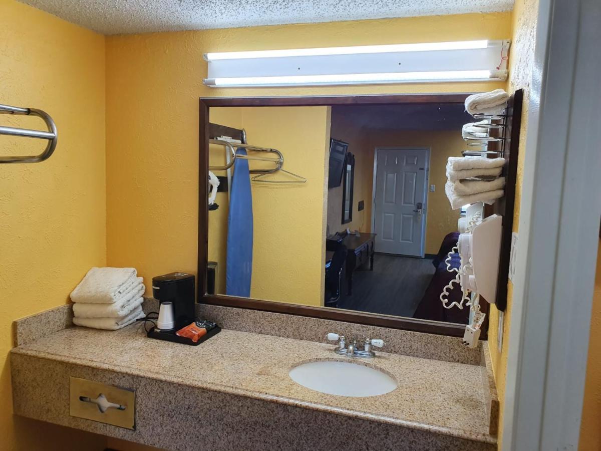 Chaparral Motel Hallettsville Bagian luar foto